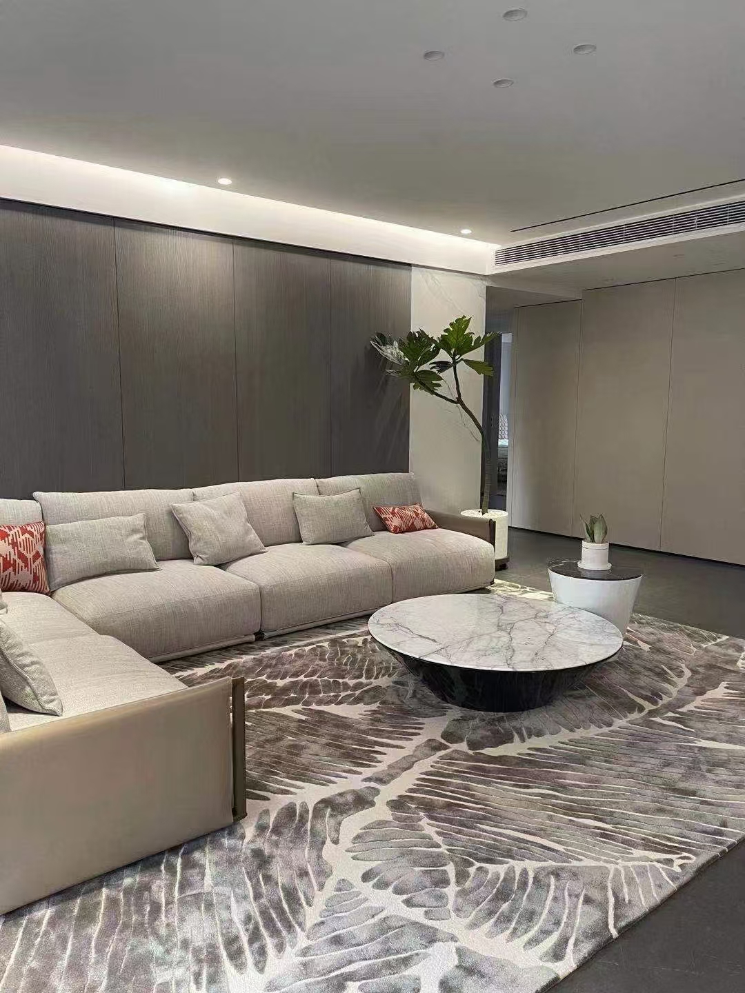 Viscose hand-tufted rug with silk-like sheen | Affordable luxury for boutique hotels